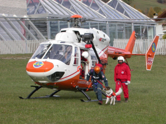 Appena sceso dall'elicottero con il cane da soccorso Asia